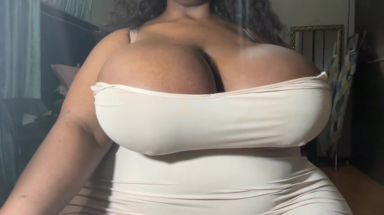Legendary Booty Overdose: 超级肥胖的熟女拍打巨大的黑色屁股
