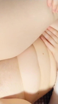 Fodendo ela com força na bunda em cima da mesa - comendo gozada interna anal - estudante de beleza asiática waldemaria