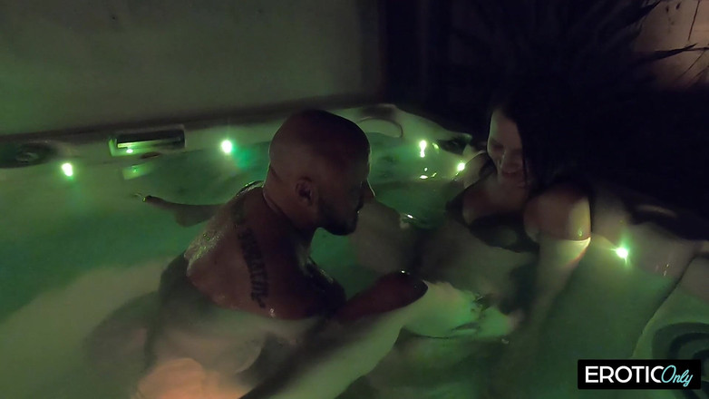 ONLYFREAKSX: On tryska jej w basenie