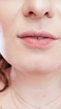 ASMR กินอาหารฟิชชิ่ง - สาวใส่เหล็กจัดฟันกินช็อกโกแลตแมน - ยักษ์หญิงกลืนกิน (Arya Grander)