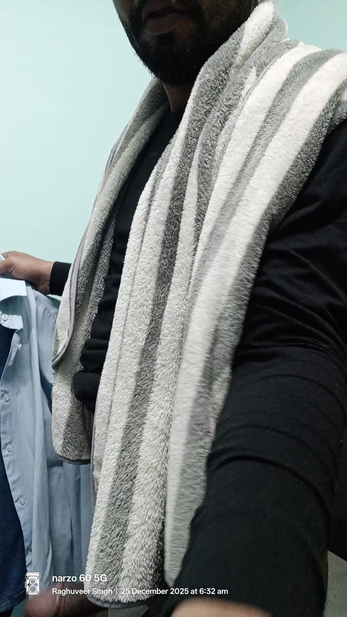 Rajasthani-old-lover: インドのデシ男性が隣の警察官とシャワーとマスターベーションショーを楽しむ