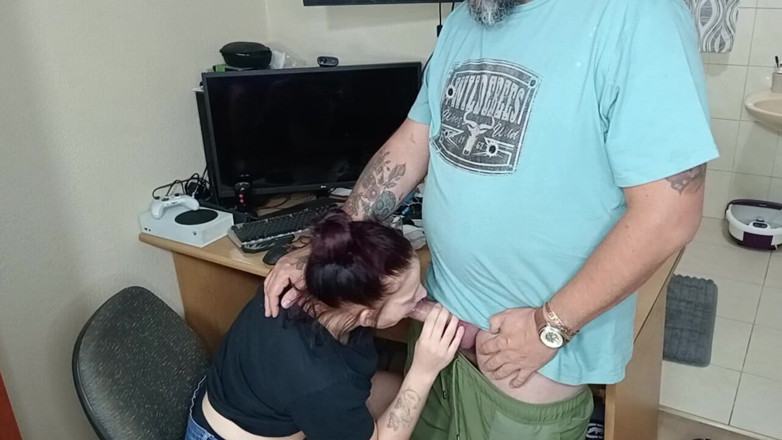 Bigjoefuckalott: Amico di cocoldmy f****** la faccia di mia moglie