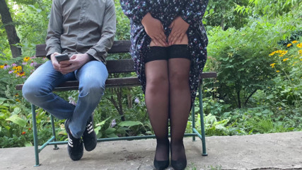 OurFetishLife: Hermosa culo milf muestra show al aire libre de lluvia...