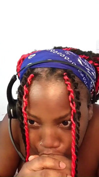 Cette petite black du ghetto adore passer la nuit dans sa chambre à gorge profonde le gode dont elle a besoin de sperme - mastermeat1