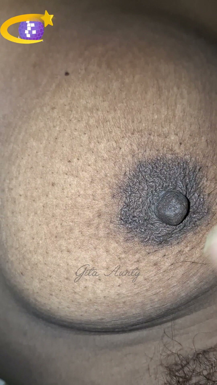 Indian aunty sex: Hintli Bengalli kadının göğüslerini sıkma videosu
