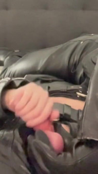 Adegan BDSM kulit antara kaum