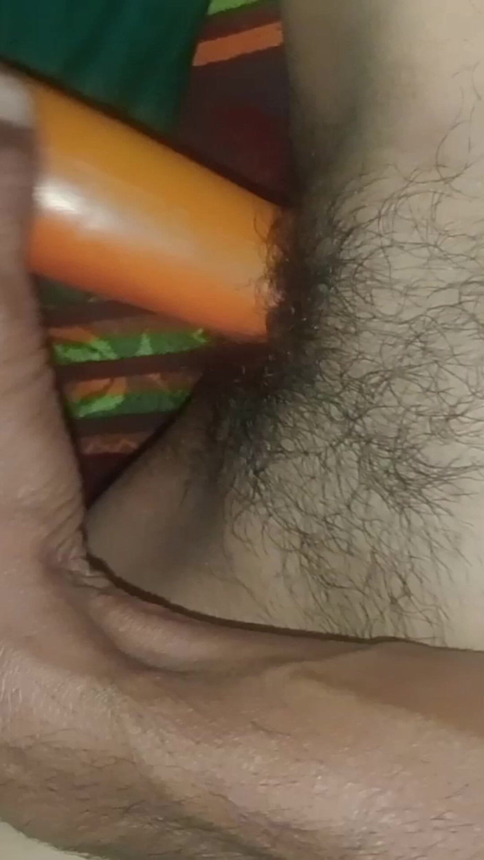 Desi Lusty Cooules01: Дезі сільська дівчина пробує речі в дірки