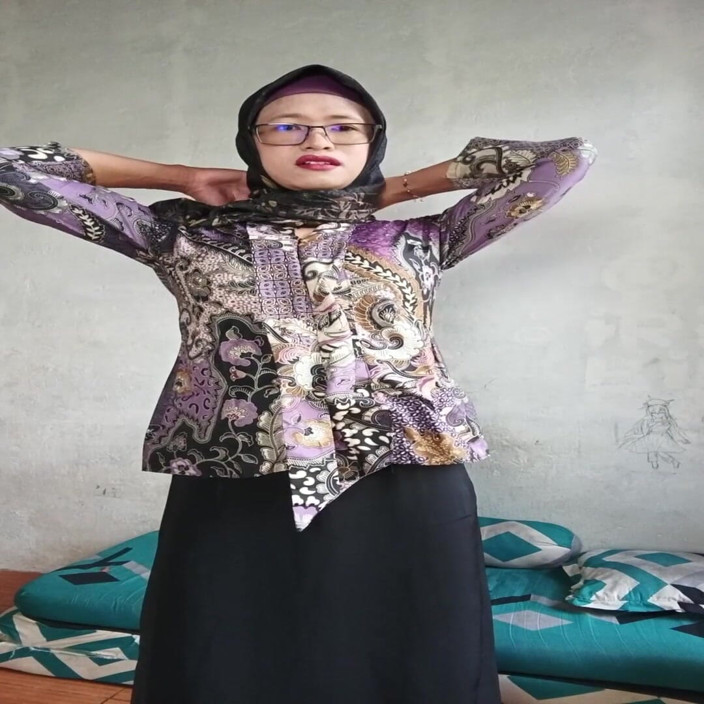 Mitha Zhe: Waria berhijab lagi asik masturbasi sendirian
