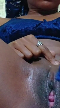 Cận cảnh âm hộ trần trụi của hairy vee - nữ hoàng gỗ mun được cạo lông