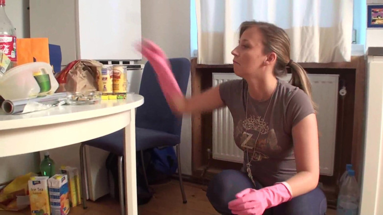Femdom Austria: Bermain dengan makanan dan menginjak-ajaknya