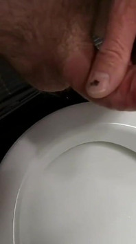 Cumshot in Public Toilette