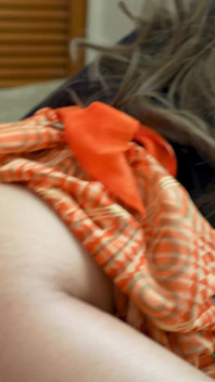 La moglie traditrice racconta alla storia del marito del sesso con un altro uomo dopo la discoteca. Sesso parlante sporco!