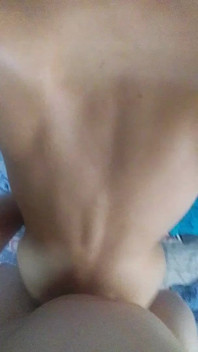 性感热辣的年轻继女给继父打手枪并坐在他的鸡巴上