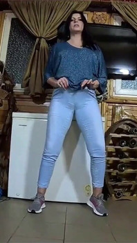 Cameltoe MILF Twerks w dżinsach Obciąganie i spust All Over My Puffy Jacket 334