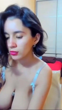 Myla_angel adora mostrar seus cabides pesados quando ela está sozinha em casa!