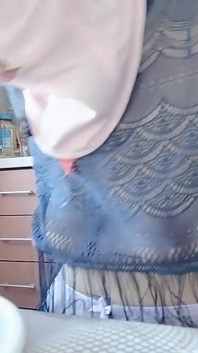 Chatte brune poilue, gros seins, femme poilue sensuelle dans la cuisine.