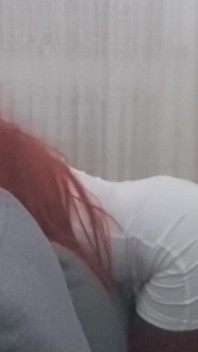 섹시한 옷을 입은 MILF가 성기를 입에 넣고 혀에 정액을 쏟아낸다.