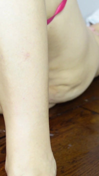 Fisting real și orgasm de squirt Sâni mari și naturali, MILF tânără fierbinte pe masa de lemn