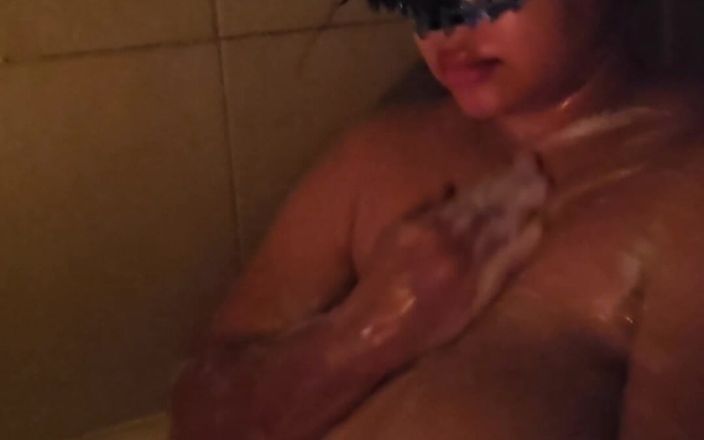 Dory Smith: Mycie moich dużych piersi