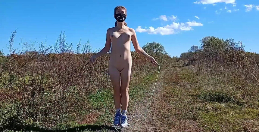 Juli Smith Meow: 縄跳びで裸のスポーツ