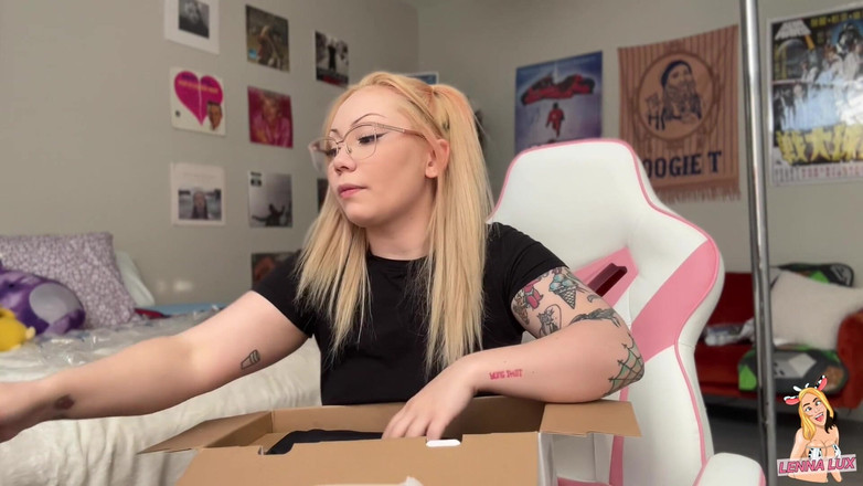 Lenna Lux: Sikiş makinemin kutularını çıkariyorum