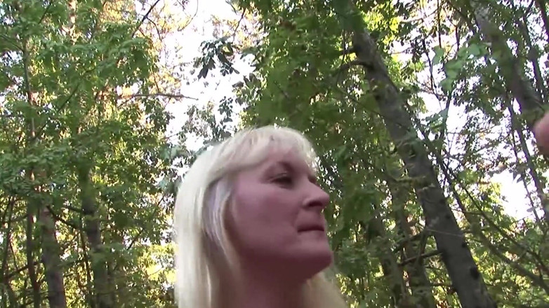 Mature Climax - 100% Mature Videos: Rubia madura follando al aire libre