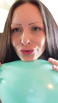Dźwięki balonu sprawiają, że jestem napalona uwielbiam sposób, w jaki balony czują między nogami, w ustach i sposób echo dźwięków