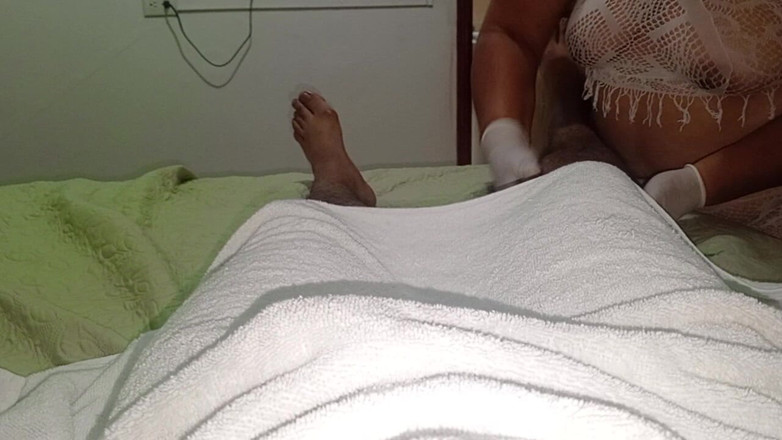 Milfta boohot: परिपक्व मालिश करने वाली उत्तेजित हो जाती है जब वह मेरे लंड को देखती है और मुझे झटका देती है