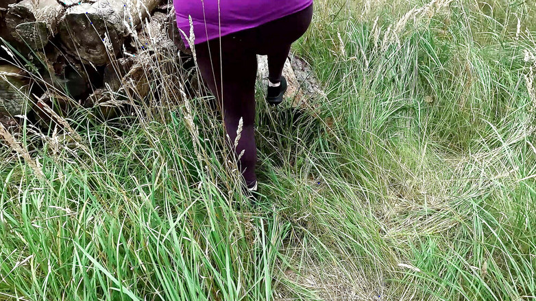 Bouncy Tits Action: 森の中で彼女のマンコを赤く叩き、鞭打つ