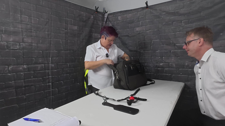 The Izars: Сарджент Ізар робить обшук підозрюваному латексному міхуру