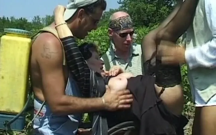 Deutsche Frauen: Horny German Granny Gangbang Outdoors