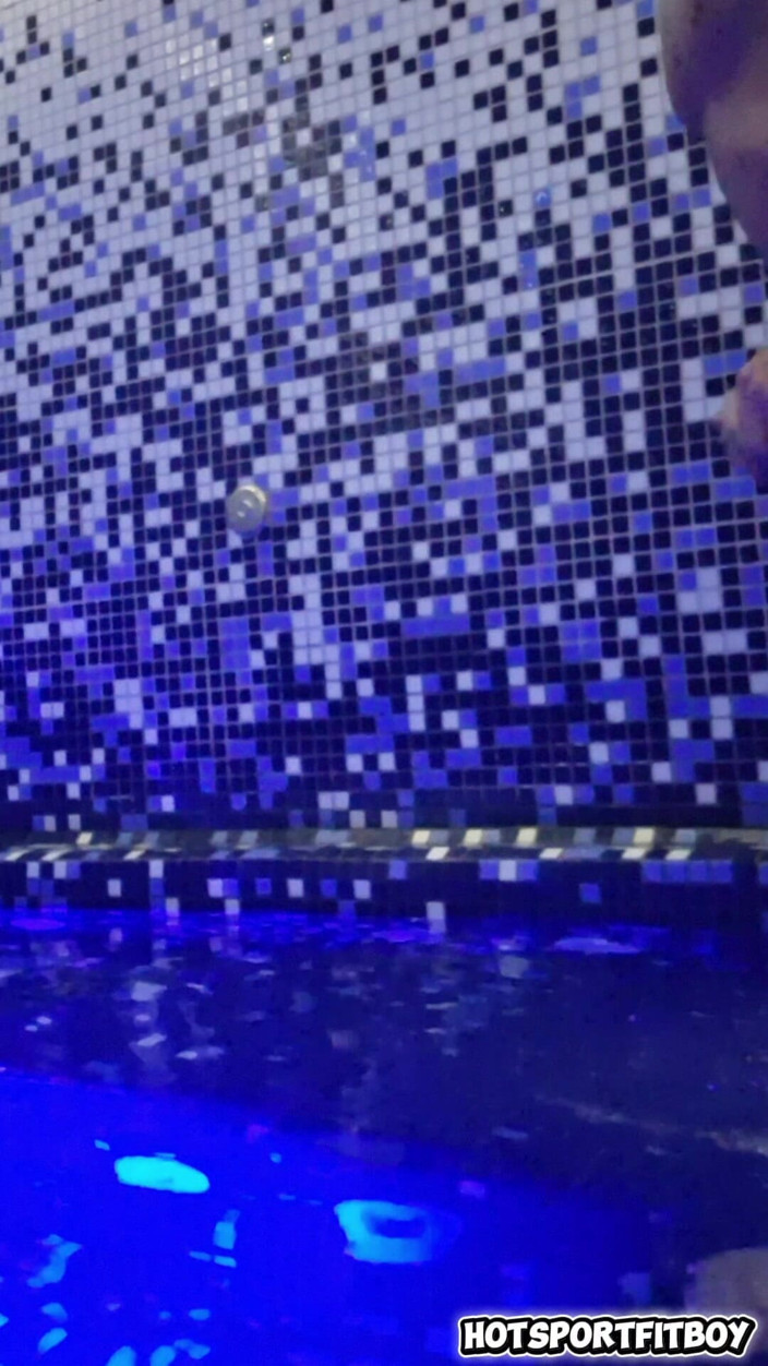 Hotsportfitboy: Masturbare riscantă în sauna de lux la spa - pulă mare și tare...