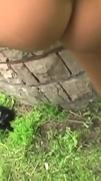Горячая брюнетка сосет член дальнобойщика на парковке, заставляя его кончить