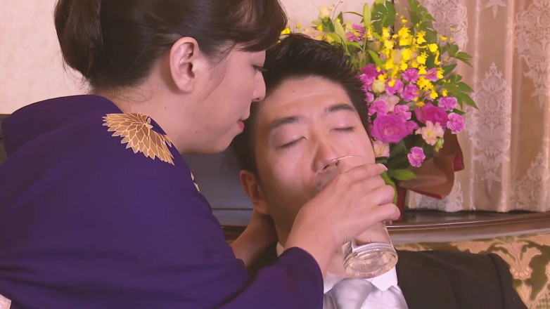 JAPAN IN LOVE: Booty asijské dívky Scéna 4_big zadkem a prsatá japonská kočka miluje...
