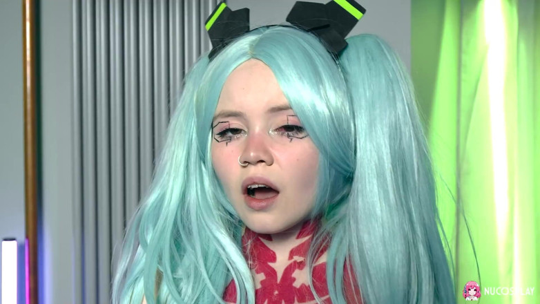 Nu Cosplay: Rebecca Nikson cho chúng tôi thấy bộ ngực tuyệt vời...