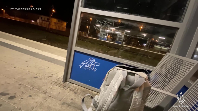 Anne Eden: Estação de trem descarado rapidinha !!