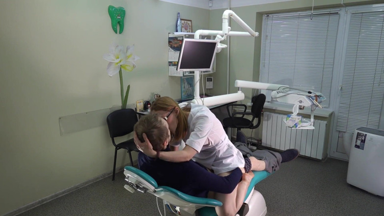 Anal Fans Couple: Ošukal doktorku v poloze zezadu v zubní ordinaci, sála ptáka...