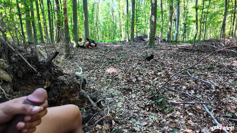 yukinky: Un voyeur en el bosque se acuesta con dos tías