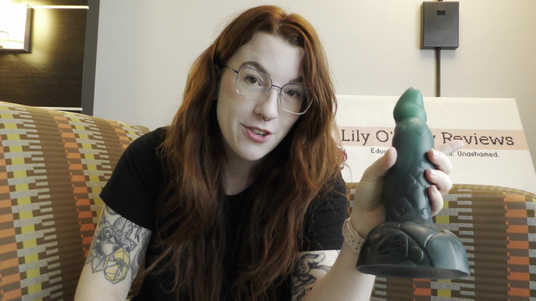 Lily O'Riley: รีวิว Spitfire จาก Bad Dragon NSFW