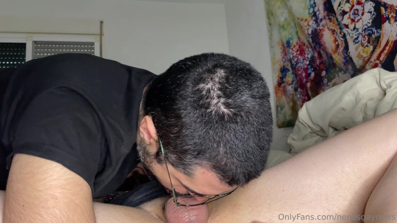 Nenesgaymers: Succhio il cazzo del mio amico e ingoia il suo...