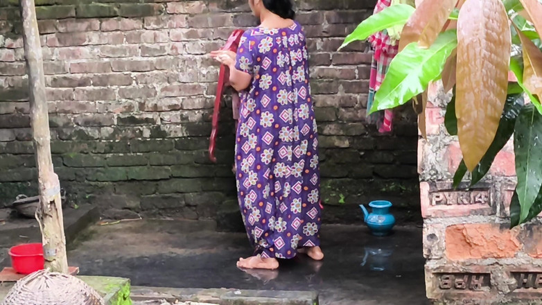 SAFI TV: お風呂に入っている義理の叔母を見て、私は彼女を抱きしめて性交を始めました