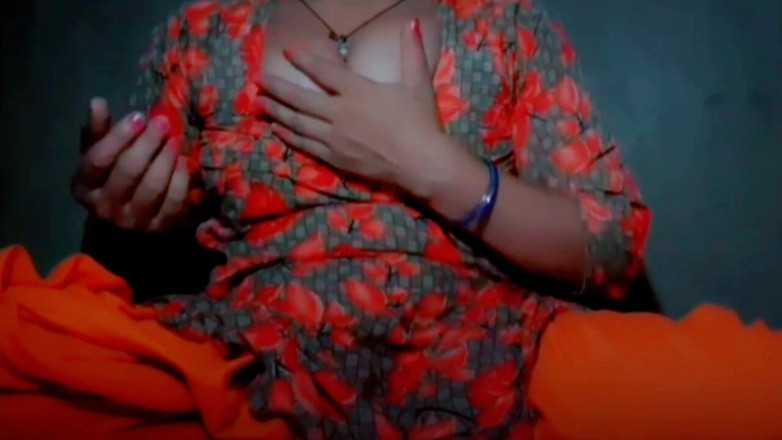 TricolorMusic3: Naken Mms av en het naken tjej som fingrar på...