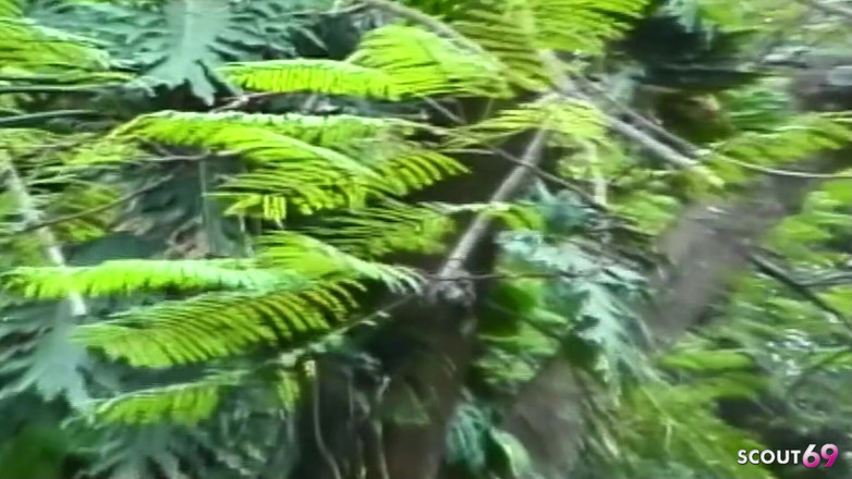 Shemale TS Collection: O pulă uriașă fute o transsexuală în aer liber în curul strâmt