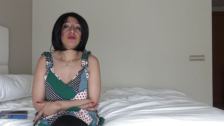 Stepmom Susan: Французская мачеха показывает лесбийское порно своему пасыну, чтобы заставить его кончить