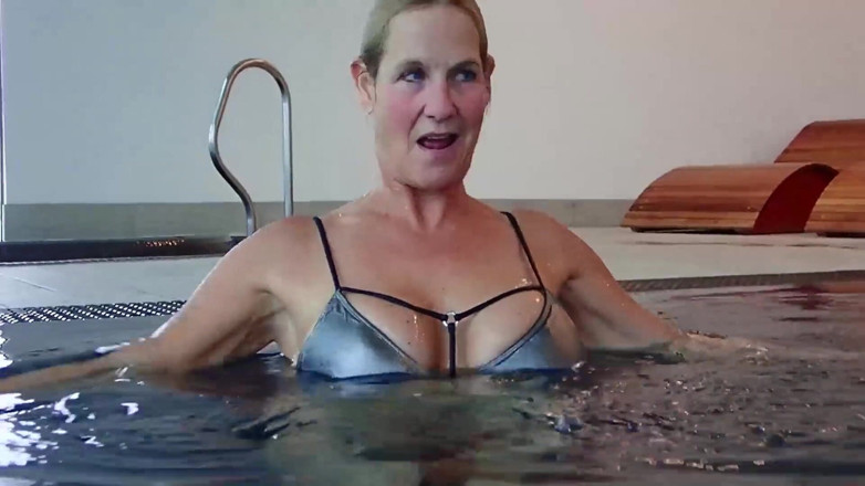 Dirty Doctors Clips - Solo Mature Playtime: In the Pool