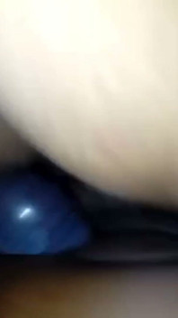 Marido cornudo bi esclavo chupó la polla mientras follaba a la esposa y lamió el coño mientras follaba por dos toros