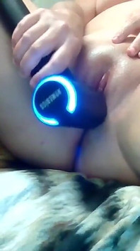 丰满的Ametuer女友用性爱机器自慰湿润的阴户