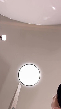 화장실에서 미니스커트 입은 섹시하고 발정난 긴 다리의 겸둥이 여대 소녀가 면팬티를 벗어버렸어