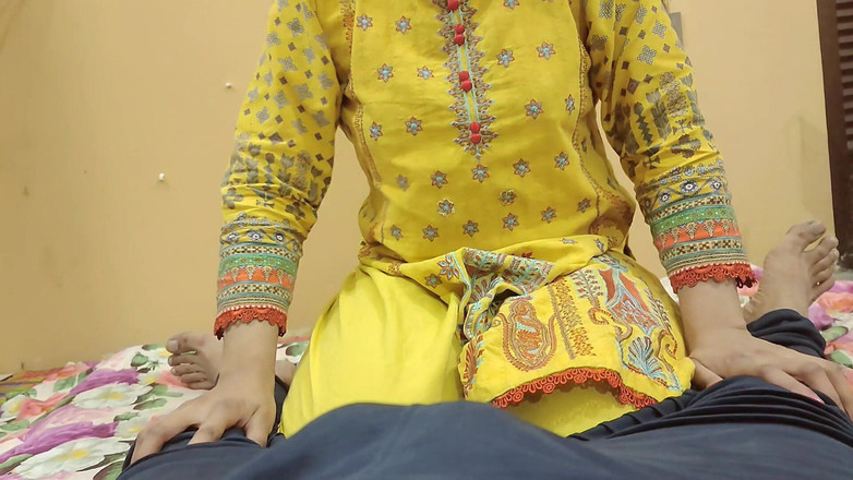 Sairaxsaim: (पाकिस्तानी) सुंदर सौतेली मम्मी आधी रात सौतेले बेटे के साथ मस्ती कर रही है-स्पष्ट हिंदी बातचीत