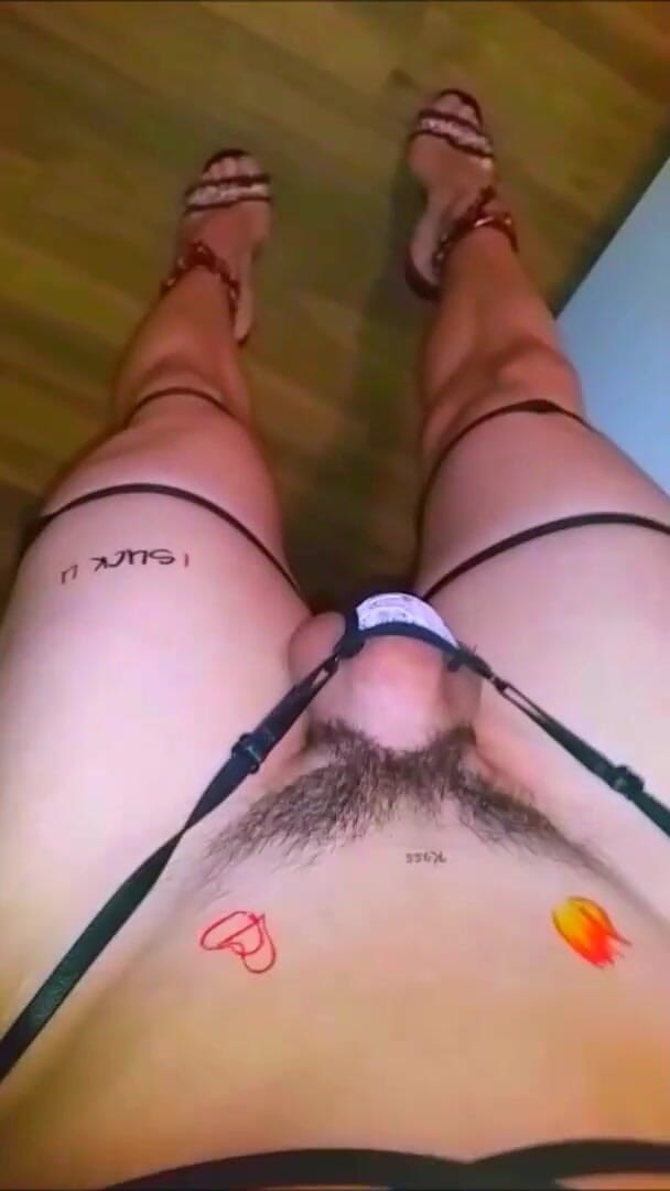 KittyHot: Sissy děvka škádlí péro a pózuje na vysokých podpatcích